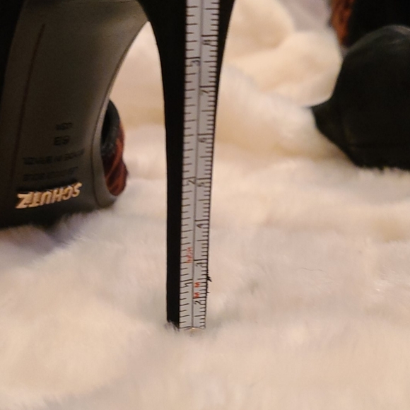 Schutz leather leopard 4 inch size 6 heals. - Picture 5 of 7